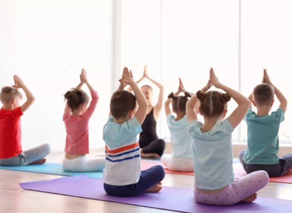 beneficios de practicar yoga en los niños